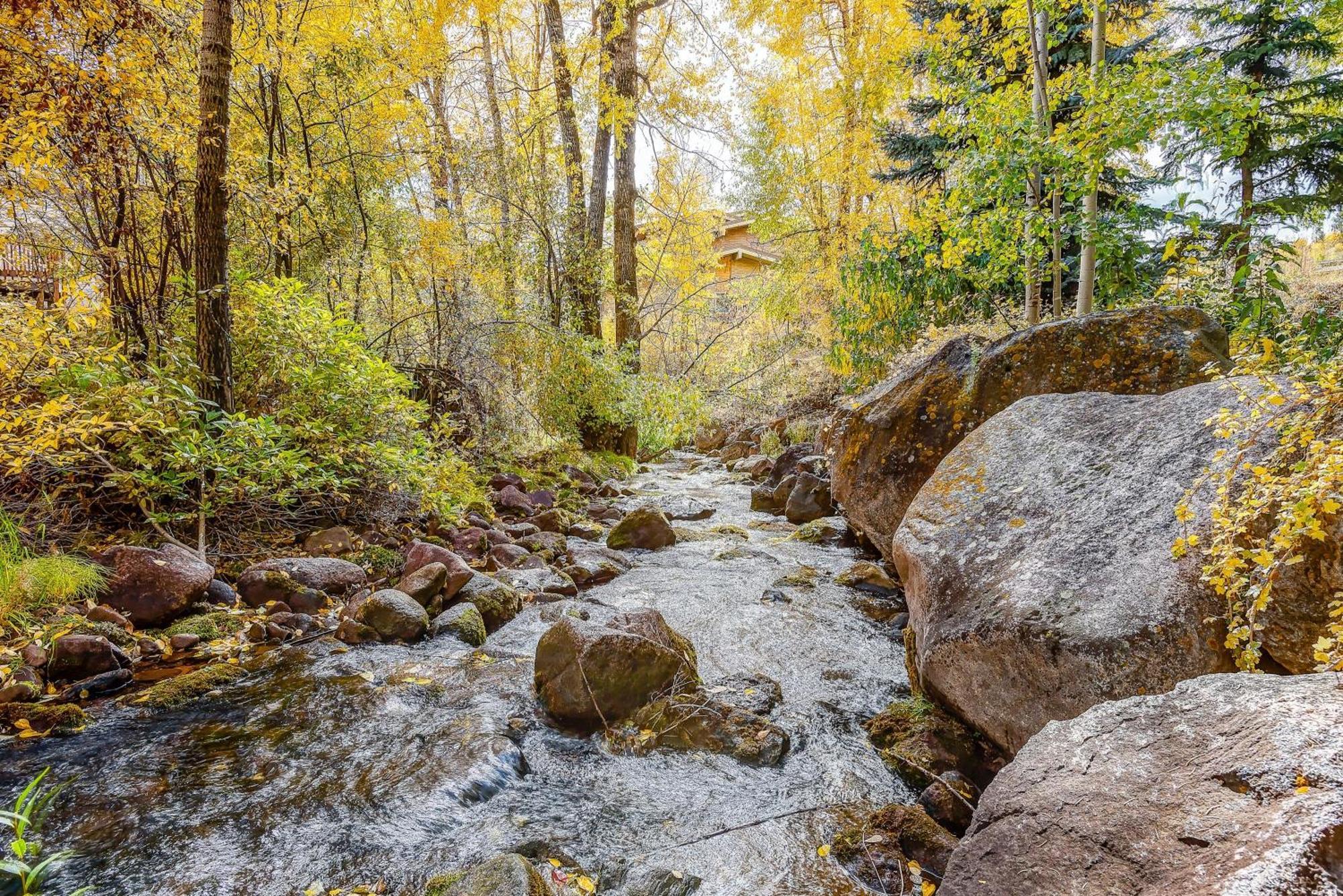 Peaceful Creek View From The Deck! Walk To Shuttle Villa Vail Exterior photo